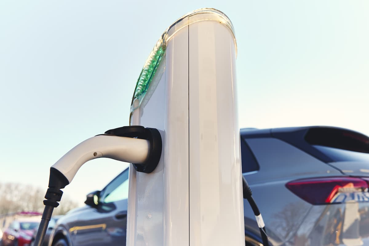 borne de recharge branchee a une voiture